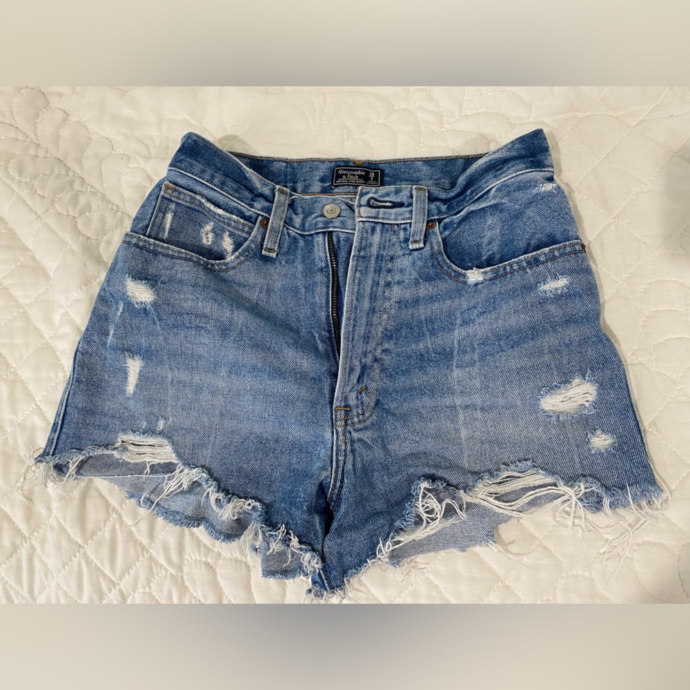 Abercrombie and Fitch “Natural rise short” size 26